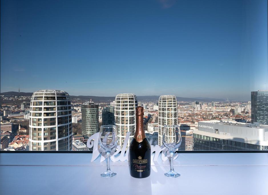 Ferienwohnung Panoramaview/31Thfloor!/Luxury/Wifi/Parking Pressburg Exterior foto